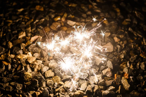 Lit fuegos artificiales chispeantes — Foto de Stock