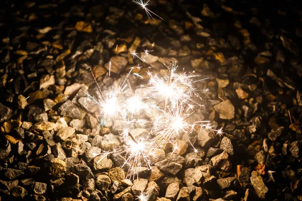 Lit fuegos artificiales chispeantes — Foto de Stock