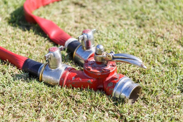 Feuerwehrausrüstung auf Gras — Stockfoto