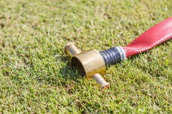 Feuerwehrausrüstung auf Gras — Stockfoto