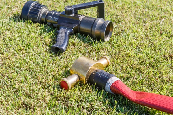 Feuerwehrausrüstung auf Gras — Stockfoto