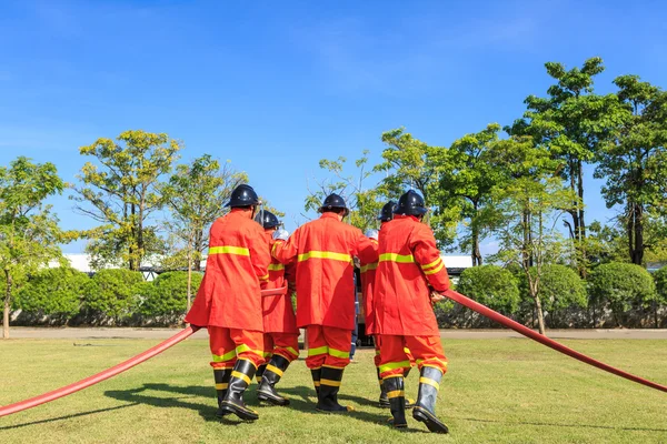 Brandweerlieden voorbereiding opleiding — Stockfoto