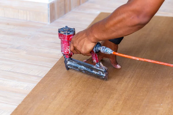 Yeni mobilya marangoz yapar — Stok fotoğraf