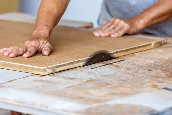 Timmerman gebruik zag te snijden hout voor maken nieuwe meubels — Stockfoto