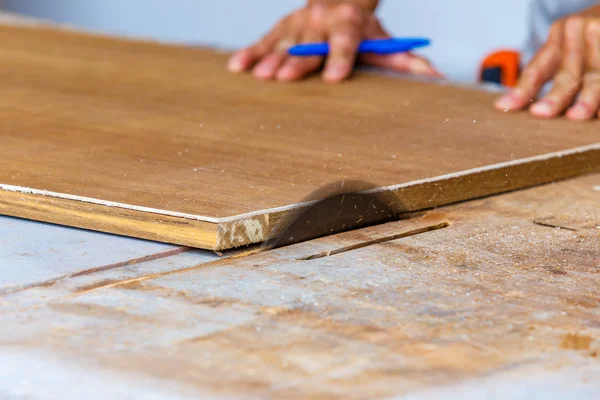 Timmerman gebruik zag te snijden hout voor maken nieuwe meubels — Stockfoto