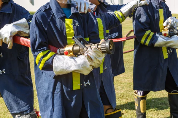 Bombeiro lutando com treinamento de ataque de fogo — Fotografia de Stock