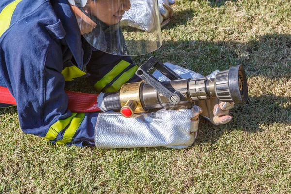 火と戦う消防士の訓練を攻撃 — ストック写真
