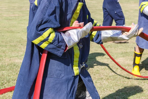 Feuerwehr kämpft mit Brandbekämpfungsübung — Stockfoto