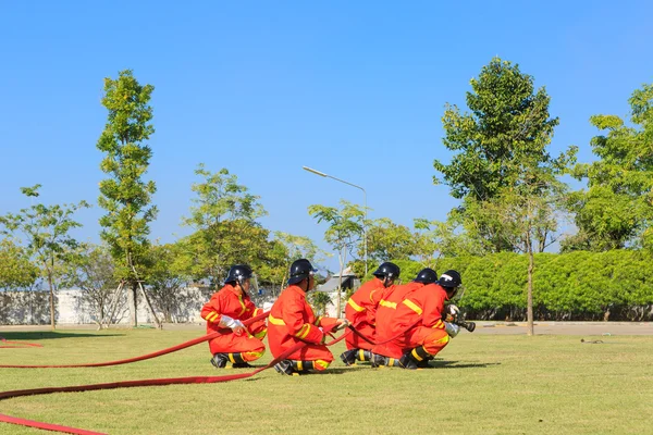 消防队员与消防战斗攻击训练 — 图库照片