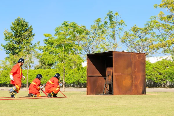 消防队员与消防战斗攻击训练 — 图库照片