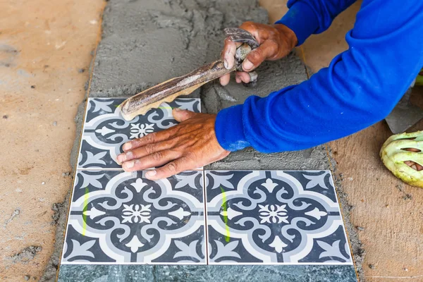 Instalación de baldosas para la construcción de viviendas — Foto de Stock