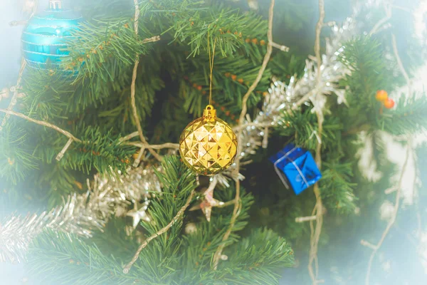 Árbol de Navidad con decoraciones de Navidad — Foto de Stock