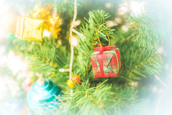 Weihnachtsbaum mit Weihnachtsschmuck — Stockfoto