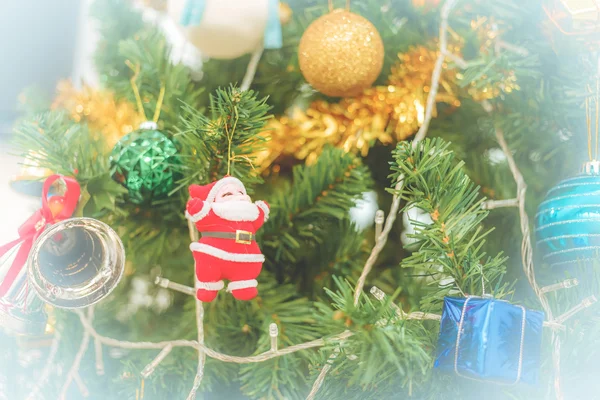 Árbol de Navidad con decoraciones de Navidad — Foto de Stock