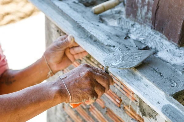 L'homme travaille sur la construction murale — Photo