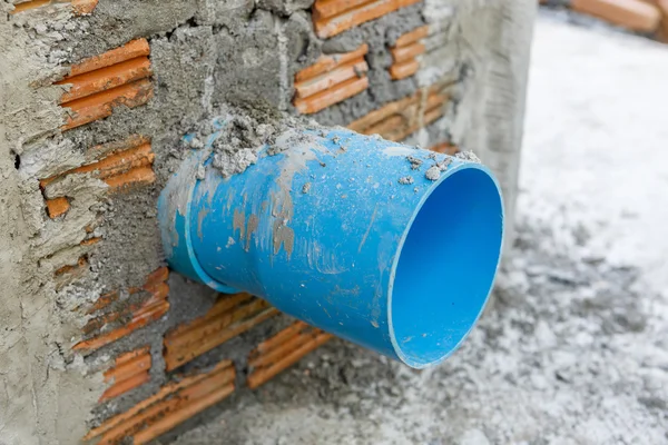 Turmspitze mit Ziegelmauer — Stockfoto