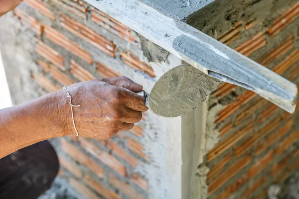 Mann arbeitet an Mauerbau — Stockfoto