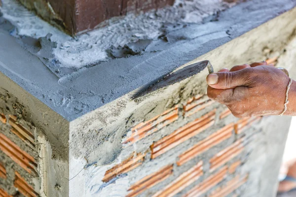 L'uomo lavora sulla costruzione di muri — Foto Stock