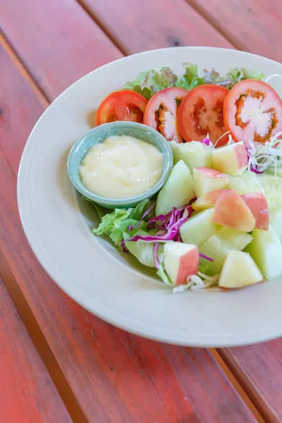 Salada de frutas e legumes — Fotografia de Stock