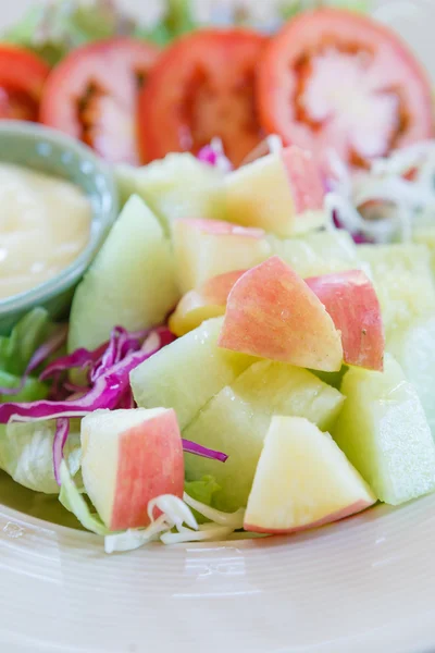 Frukt och grönsaker sallad — Stockfoto