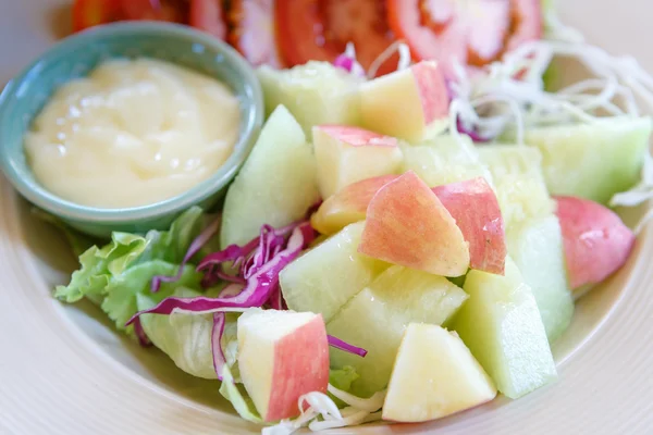 Salada de frutas e legumes — Fotografia de Stock