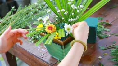 Çiçek buketi hazırlanıyor