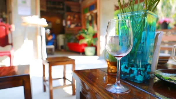 Verser le vin dans un verre — Video