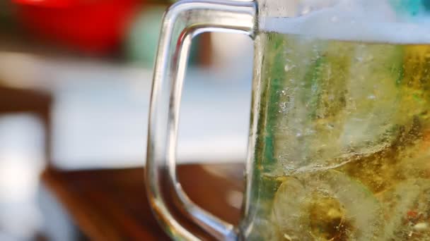 Bier sprudelt mit Eis im Glas — Stockvideo