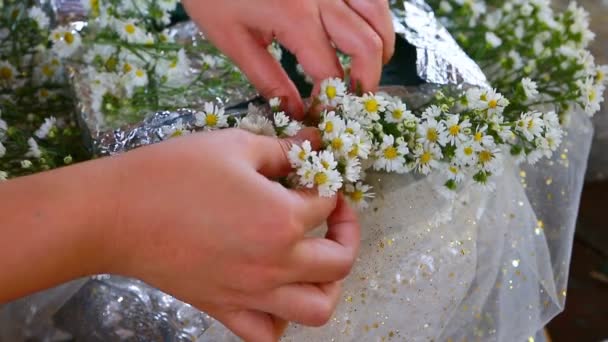 Flower bouquet preparing — Stock Video