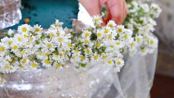 Bouquet de fleurs préparant — Video
