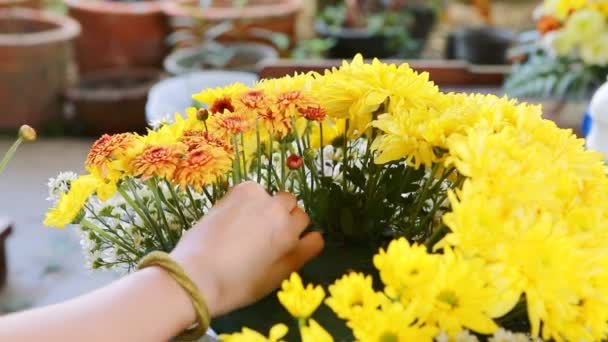 Подготовка букета цветов — стоковое видео