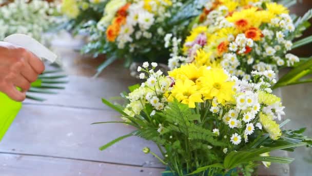 Příprava kytice květin — Stock video