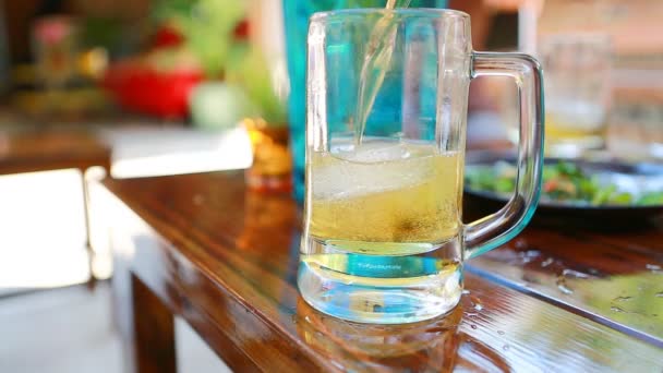 Verser la bière dans un grand verre 