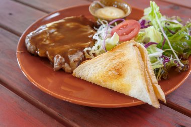 ızgara domuz biftek salatası ile 