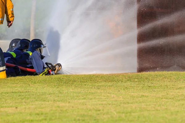 Bombero luchando por entrenamiento de ataque de fuego — Foto de Stock