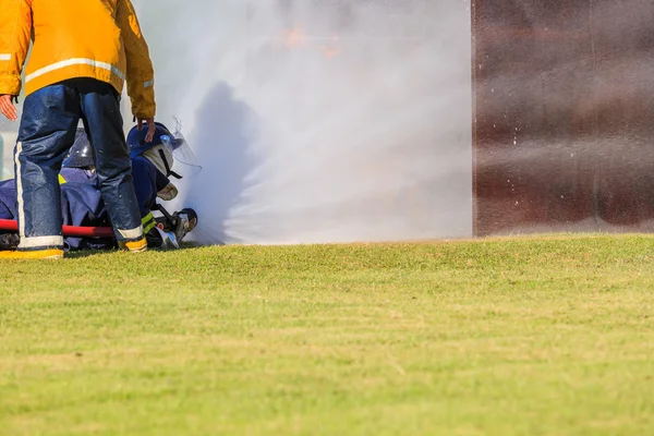 消防士が火のために戦って攻撃トレーニング — ストック写真