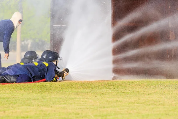 消防员争取火攻击训练 — 图库照片