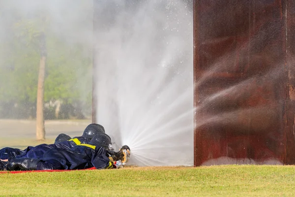 Bombero luchando por entrenamiento de ataque de fuego — Foto de Stock