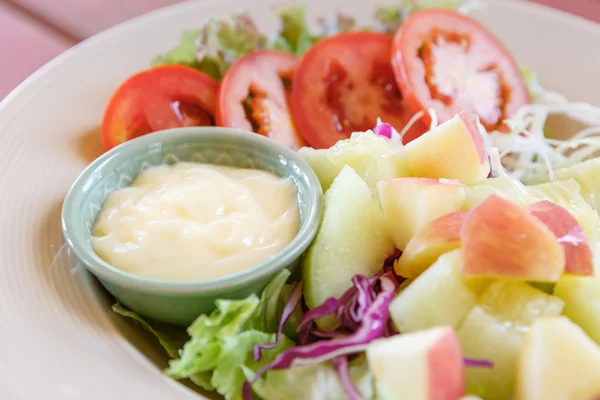 Salada de frutas e legumes — Fotografia de Stock