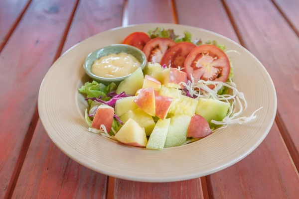 Салат из фруктов и овощей — стоковое фото
