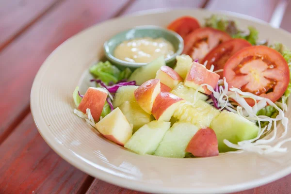 Salada de frutas e legumes — Fotografia de Stock