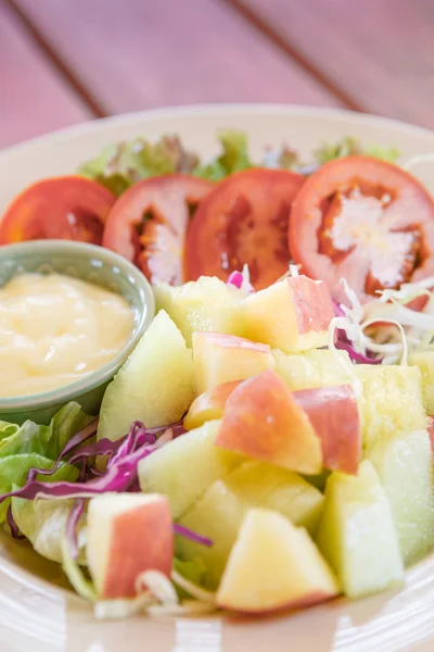 Salada de frutas e legumes — Fotografia de Stock