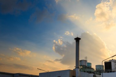 Baca günbatımı gökyüzü ile ve fabrika