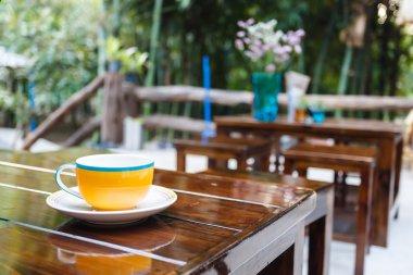 Kahve fincanı kafede. 