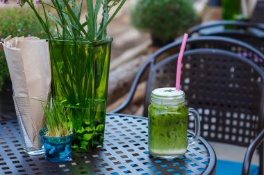 Yeşil çay kahve kafede masada buz 