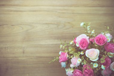 Gül çiçek buketi ahşap zemin üzerinde