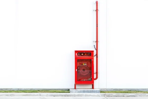 Оборудование огнетушителя на белой стене — стоковое фото