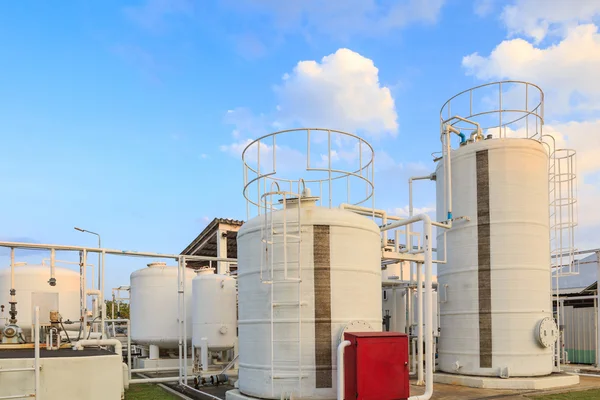 Wasser- und Öltank für Fabrik — Stockfoto