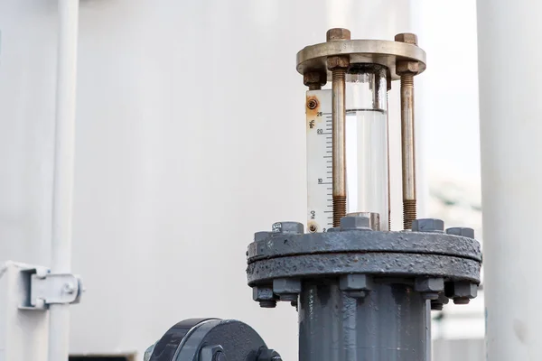 Manometer für die Wasserkontrolle in der Fabrik — Stockfoto