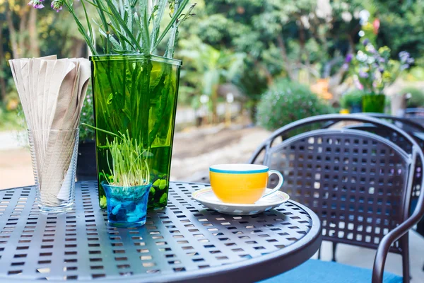 Taza de café en la mesa en la cafetería — Foto de Stock